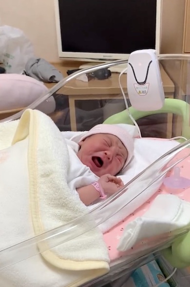 泣いている新生児の写真