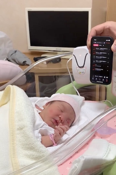 眠る新生児の写真