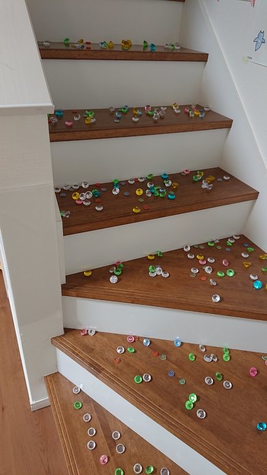 おもちゃが散らばる階段の写真