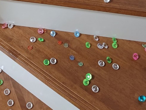 おもちゃが散らばる階段の写真アップ