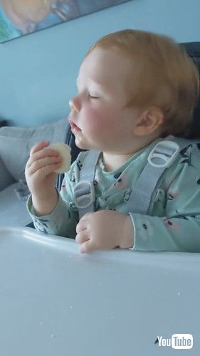 チーズを手にする赤ちゃん