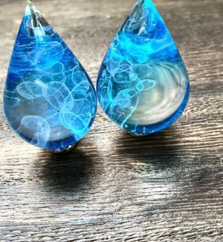 海月が漂うアクアリウム風のレジンアクセサリーの画像