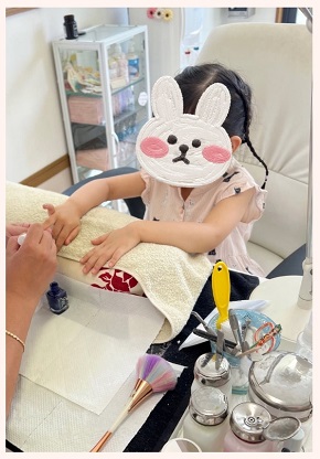 ネイルデビューした上原さくらの娘