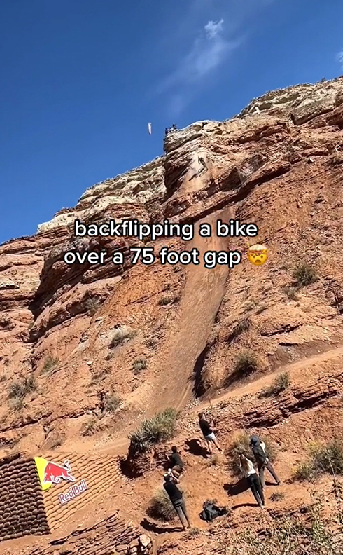 崖のてっぺんから一気に下りジャンプ台へ