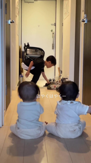「お兄ちゃん帰宅をお出迎えするふたご」