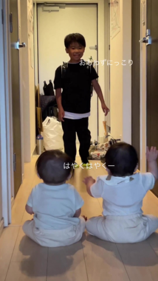 「お兄ちゃん帰宅をお出迎えするふたご」