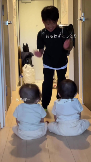「お兄ちゃん帰宅をお出迎えするふたご」
