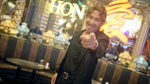 ホストクラブ「愛本店」で期間限定のホストに挑戦する羽賀研二