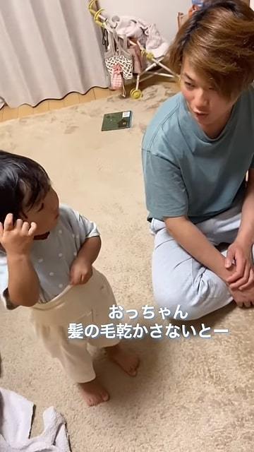 髪の毛を乾かすように促すパパ