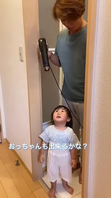 ドライヤーをかけてもらう娘