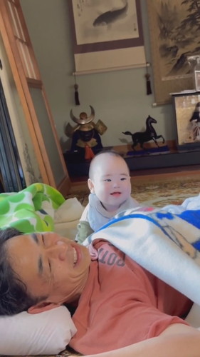 「寝起きのじいさんとガン見の孫」