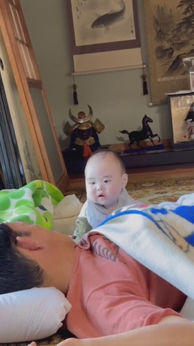 「寝起きのじいさんとガン見の孫」