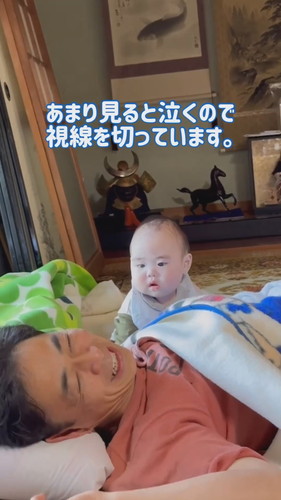 「寝起きのじいさんとガン見の孫」