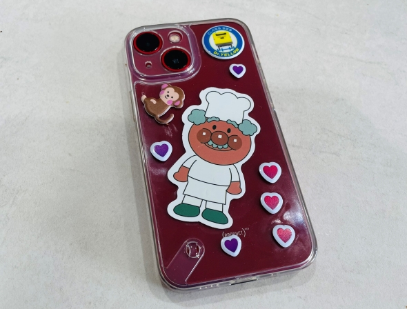 ジャムおじさんのシールが貼られた夫のスマートフォンの画像