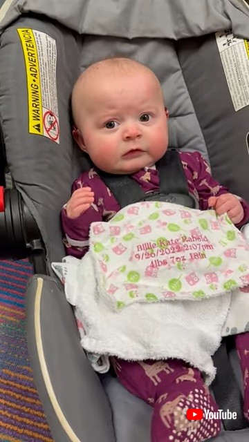 驚いて動きを止めた赤ちゃん