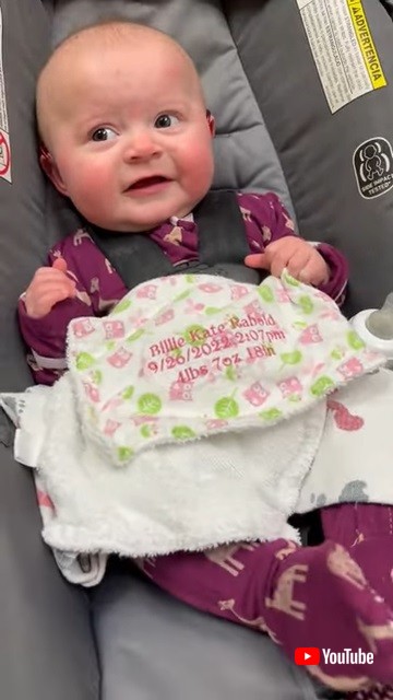 ママの方を向いている赤ちゃん