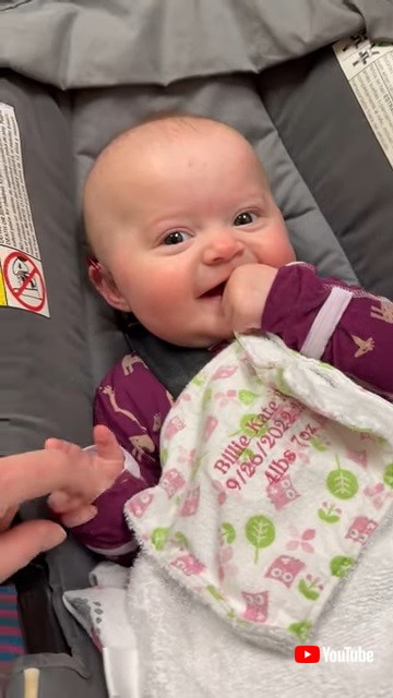 にっこり笑う赤ちゃん