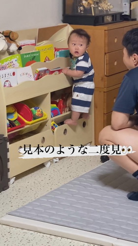 「見本のような二度見」