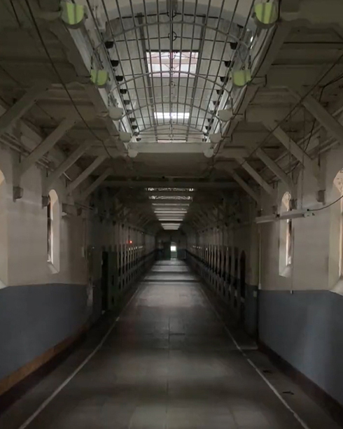 暗い通路の照明をつけると──