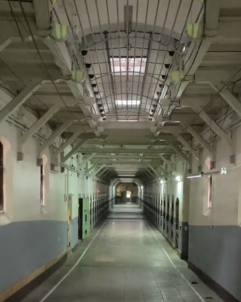 ゆっくりと照明が点灯