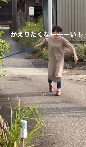 リードを引っ張るママさん
