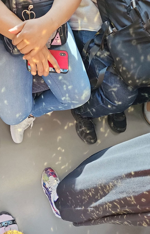 キラキラ服で電車をクラブ化（切り抜き画像）