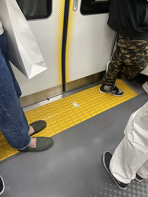 車両の床に落ちている千円札（引き）