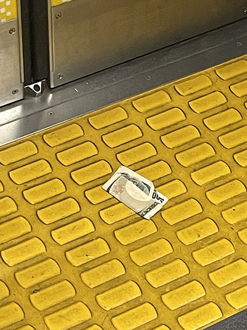 車両の床に落ちている千円札（アップ）
