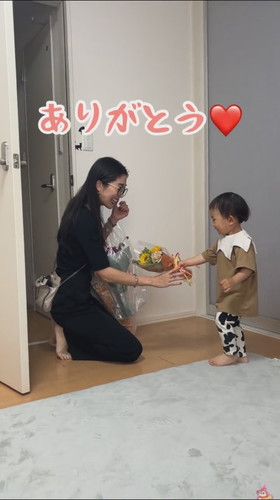 「ママにサプライズ！　1歳息子からのプレゼント」