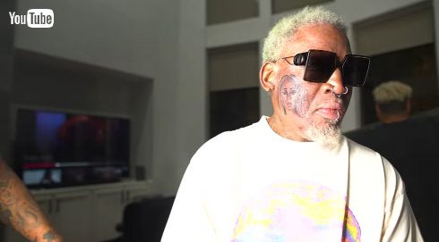 恋人の顔のタトゥーを入れたデニス・ロッドマン