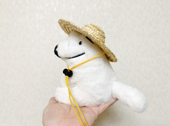 ダイソーの麦わら帽子をかぶったウルフくんの横顔