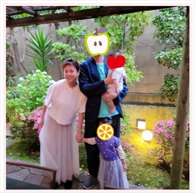 高橋真麻と夫＆子どもたちとの家族写真