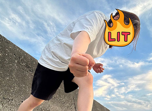 カニと大人げないジャンケンをする人のアップ