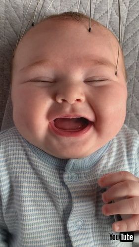 マッサージグッズで笑う赤ちゃん