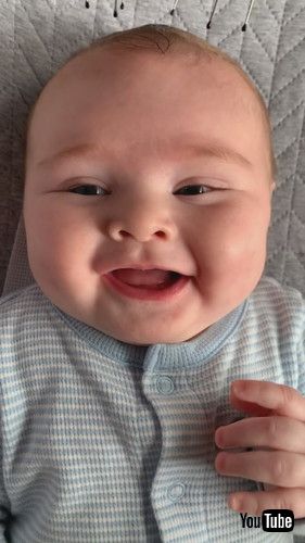 笑顔の赤ちゃん