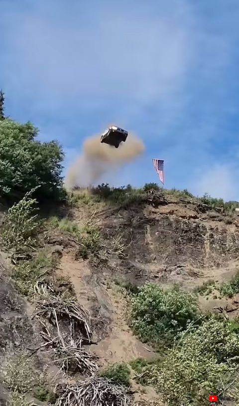 クルマ 崖 アメリカ 祭り