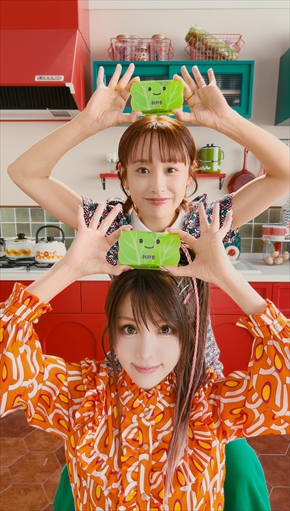 エステー「米唐番」CMに出演した高橋愛と田中れいな