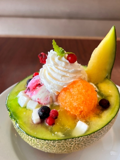 ロイヤルホストの期間限定メニュー「フレッシュメロンボウルパフェ」の画像