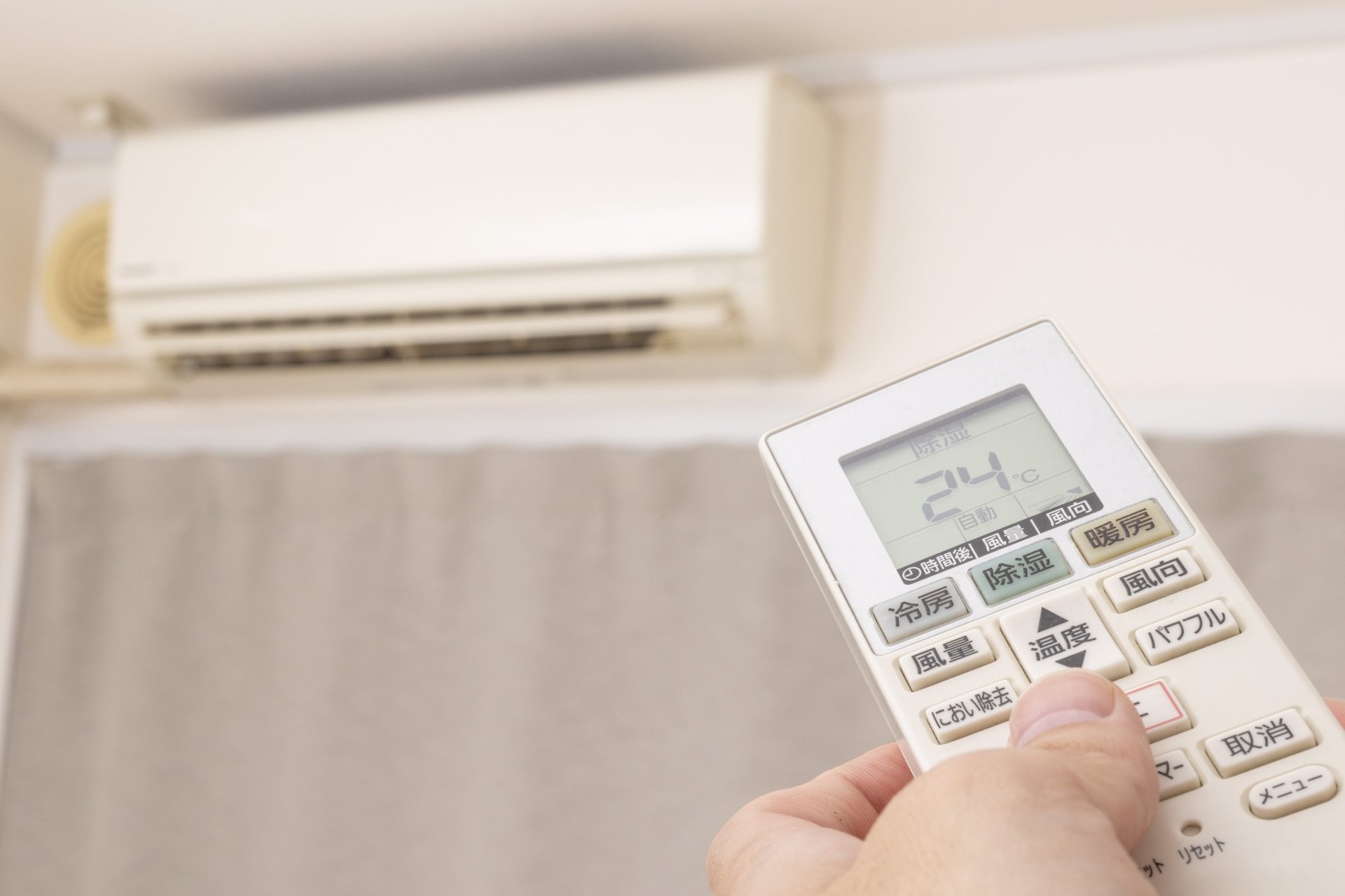 エアコンの室外機に「ぬれタオル」で電気代節約？　メーカーは「本末転倒」リスク指摘……オススメ節電方法は