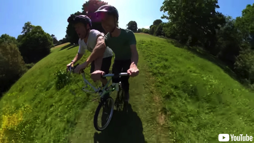 横並びで座る2人乗りのマウンテンバイク