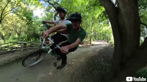 横並びで座る2人乗りのマウンテンバイク