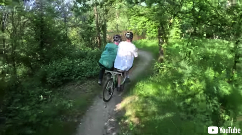 横並びで座る2人乗りのマウンテンバイク