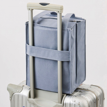 スーツケースのキャリーバーに取り付けられる