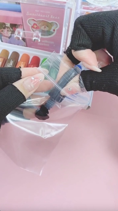 絵の具と水のりをジップロックに入れる写真