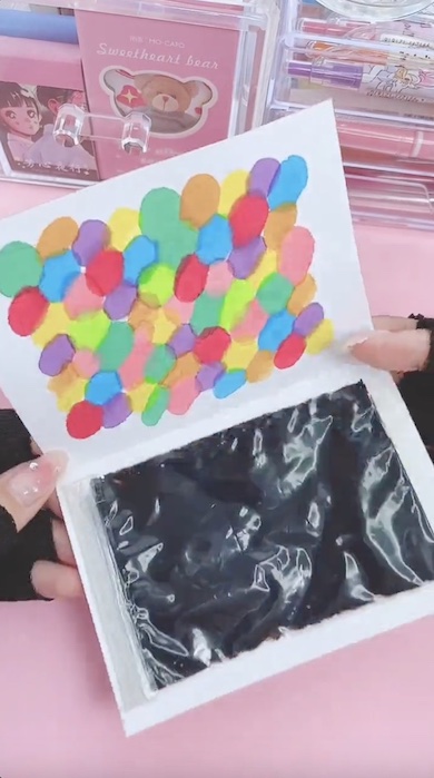 厚紙と絵の具でお絵描きパッドのスクリーンを制作している写真