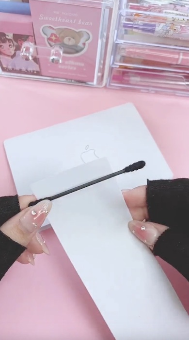 綿棒に紙を巻いている写真