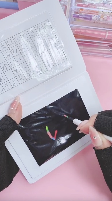 手作り勉強パッドに文字を書いている写真