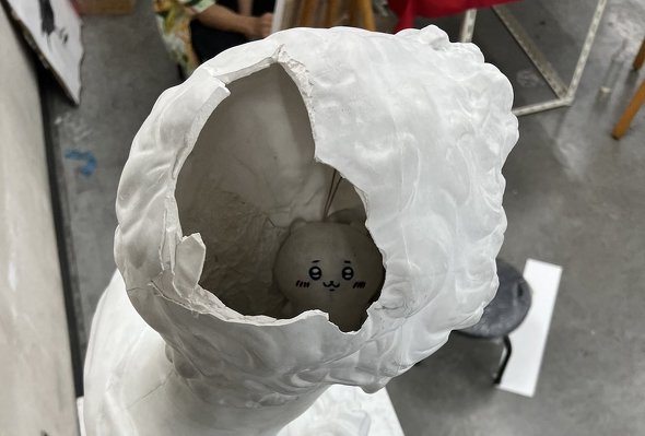 デッサン像 潜む ちいかわ 寄生 なんかいた