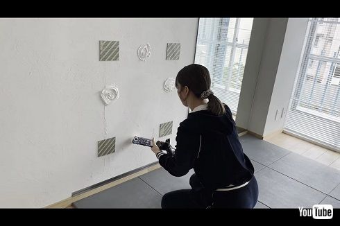 接着剤を壁に塗る藤田ニコル