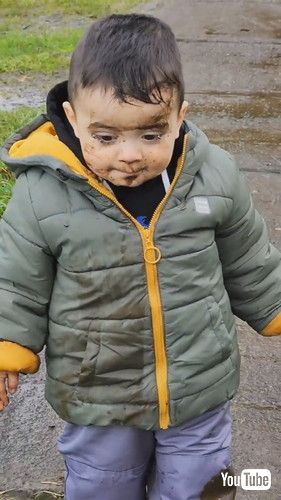 水たまりで遊んだ男の子